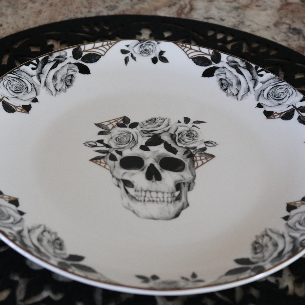 EATON FINE DINNING HALLOWEEN SKULL & ROSES W/GOLD TRIM DINNER PLATES - SET OF 4